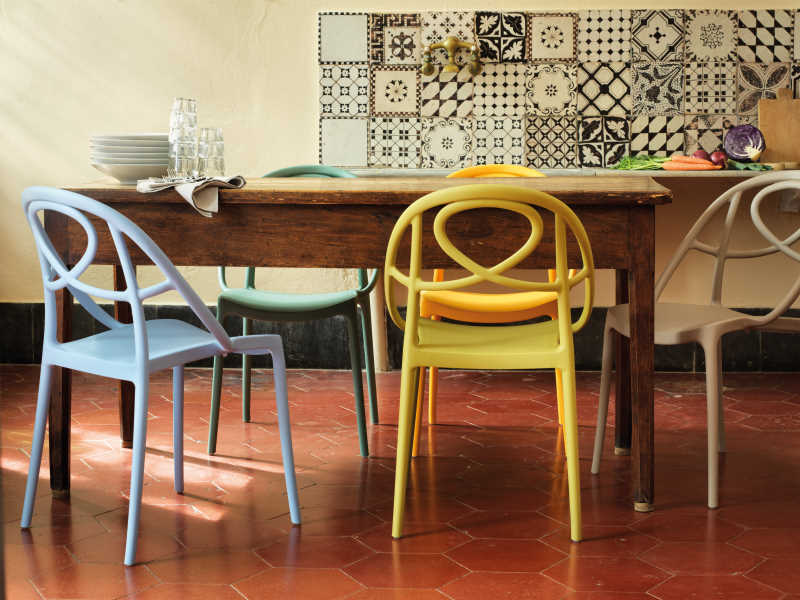 Sedia Etoile colorata, design e praticità per interno e per esterno.